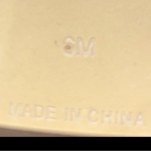 Lilly Pulitzer Elegant Gold Metallic Block Heel with Bow Embellishment Size 6 - Picture 6 of 8